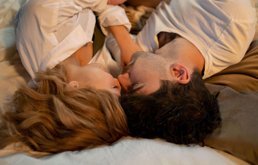 Dormir seul vs dormir à deux : quels impacts sur la qualité du sommeil ?
